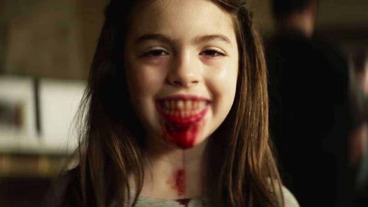 या चित्रपटाचे सर्वात मोठे वैशिष्ट्य म्हणजे, हॉलिवूडमधील सर्वात भयानक चित्रपट ‘इविल डेड राइज’चे दिग्दर्शक ली क्रोनिन यांनी ‘द कॉन्ज्युरिंग’च्या दिग्दर्शकासोबत मिळून याची निर्मिती केली आहे. हा चित्रपट 17 एप्रिल 2026 रोजी जगभरात प्रदर्शित झाला. या चित्रपटाचे नाव ‘ली क्रोनिन'स द मम्मी’ (Lee Cronin's The Mummy) असे आहे. दरम्यान, हा चित्रपट जुन्या 'मम्मी' चित्रपटांच्या मालिकेचा भाग नसून, एक नवीन आणि गडद (Dark) कथा म्हणून तयार करण्यात आला आहे. प्रदर्शित होताच या चित्रपटाने आपल्या वेगळ्या शैलीमुळे आणि भीतीदायक वातावरणामुळे लोकांचे लक्ष वेधून घेतले आहे.