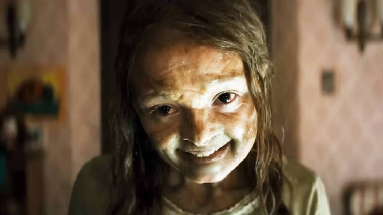 कथेबद्दल बोलायचे झाले तर, ही एका कुटुंबाभोवती फिरते, ज्यांची मुलगी अनेक वर्षांपूर्वी अचानक गायब होते. जेव्हा ती बऱ्याच काळानंतर परतते, तेव्हा तिचे वागणे सामान्य नसते. हळूहळू समजते की तिच्यावर एका प्राचीन इजिप्शियन शापाचा प्रभाव आहे. कथेत पिरॅमिड, ममीफिकेशन आणि प्राचीन सभ्यतेशी संबंधित अनेक भयानक रहस्ये समोर येतात. हा चित्रपट वेगवान ॲक्शनवर नाही, तर हळूहळू वाढत जाणारी भीती आणि वातावरणावर भर देतो. हीच गोष्ट याला इतर हॉरर चित्रपटांपेक्षा वेगळे आणि अधिक गंभीर बनवते.