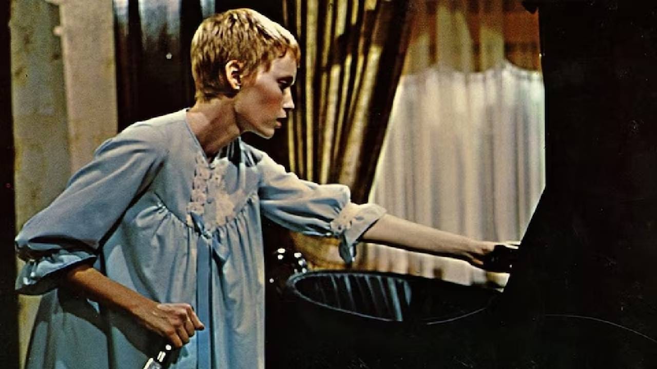 साल १९६८ मध्ये आलेली एक हॉलिवूड हॉरर फिल्म आजही लोकांना घाबरवण्याची ताकद ठेवते. या फिल्मचे दिग्दर्शन प्रसिद्ध दिग्दर्शक रोमन पोलांस्की यांनी केले होते आणि त्या वेळी त्याच्या कहाणीने प्रेक्षकांना खूपच हैराण केले होते. फिल्मचे वातावरण इतके भयानक आणि सस्पेन्सने भरलेले आहे की पाहणारा शेवटपर्यंत बांधला राहतो. या चित्रपटाला पुरस्कारांमध्येही खूप ओळख मिळाली होती. यात काम केलेल्या अभिनेत्री रुथ गॉर्डन यांना बेस्ट सपोर्टिंग अभिनेत्रीचा ऑस्कर पुरस्कारही मिळाला होता. हीच कारणे आहे की ही फिल्म आजही लोकांच्या आवडीत राहिली आहे आणि तिचे नाव आहे ‘रोजमेरी’ज बेबी’.