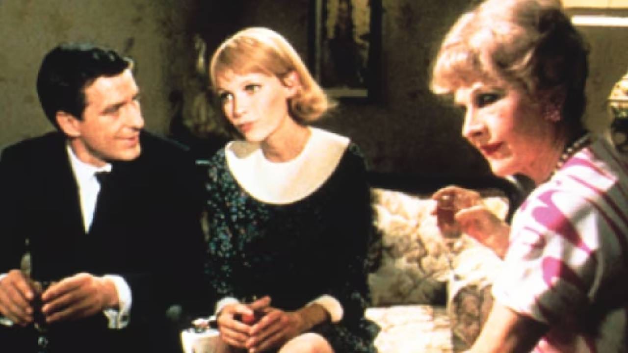 ५८ वर्षांपूर्वीची ‘रोजमेरी’ज बेबी’ चित्रपटाची कहाणी एका विवाहित जोडप्याची आहे, जे नवीन जीवन सुरू करण्यासाठी एका नवीन अपार्टमेंटमध्ये राहायला येतात. सुरुवातीला सर्व काही ठीक आणि सामान्य वाटते, पण हळूहळू वातावरण बदलू लागते. रोजमेरीची एक नवीन मैत्रीण होते, जिचा अचानक मृत्यू होतो, ज्यामुळे कहाणीत भीती वाढते. त्यानंतर त्यांचे शेजारी गरजेपेक्षा जास्त हस्तक्षेप करू लागतात. रोजमेरीला जाणवते की काहीतरी चूक होत आहे, पण तिचा नवरा तिच्या बोलण्याला गांभीर्याने घेत नाही. पुढे अनेक धक्कादायक सत्य समोर येतात, जी कोणालाही घाबरवून टाकतात.