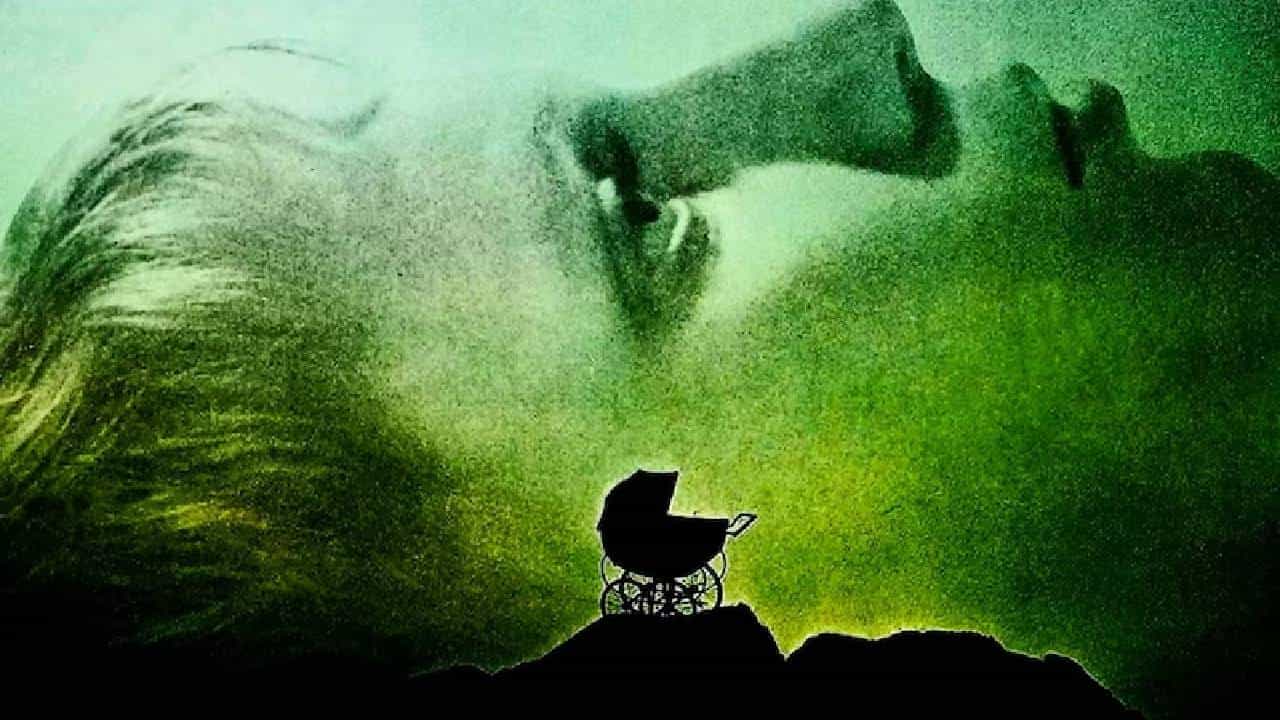 ओटीटीच्या या काळात लोक आता जुने क्लासिक चित्रपटही नव्या नजरेतून पाहू लागले आहेत. पूर्वीच्या काळात हे चित्रपट फक्त सिनेमागृहातच पाहायला मिळत, पण आता घरबसल्या मोबाईल किंवा टीव्हीवर सहज पाहता येतात. हीच कारणे आहे की अनेक जुने आणि मोठी चित्रपट पुन्हा चर्चेत आले आहेत. या चित्रपटांना पाहून लोक त्यांच्या मागच्या कहाण्यांमध्येही रस घेत आहेत. काही चित्रपटांशी जोडलेले इतके विचित्र आणि भयानक किस्से समोर येतात की लोक त्यांना फक्त फिल्म नव्हे, तर एक रहस्य मानू लागतात. अशीच एक हॉरर फिल्म आहे, ज्याला अनेक लोक शापितही म्हणतात.