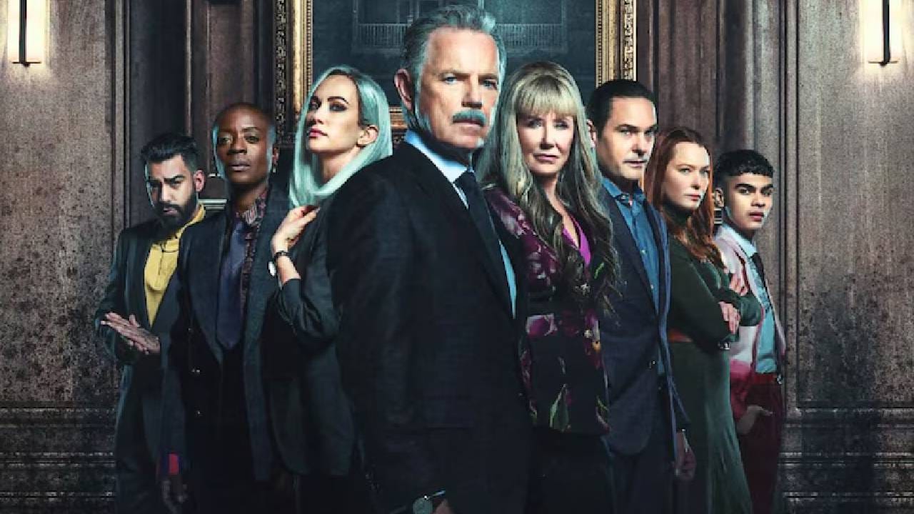 आज आपण अशाच एक धमाकेदार हॉरर सीरीजबद्दल सांगणार आहोत जी गेल्या ३ वर्षांपासून ओटीटीवर लोकांना घाबरवत आहे. तरीही लोक ही सीरीज वारंवार पाहत आहेत आणि ती त्यांची पहिली पसंती बनली आहे. या सीरीजचे दिग्दर्शन आणि निर्मिती प्रसिद्ध हॉरर डायरेक्टर माइक फ्लॅनगन यांनी केले आहे ज्यांनी याआधीही अनेक हिट हॉरर शोज बनवले आहेत. ही सीरीज प्रसिद्ध लेखक एडगर अॅलन पो यांच्या कथांमुळे प्रेरित आहे. ही सीरीज एका श्रीमंत आणि शक्तिशाली कुटुंबाची कहाणी दाखवते ज्यात हळूहळू रहस्यमय पद्धतीने मृत्यू होऊ लागतात.