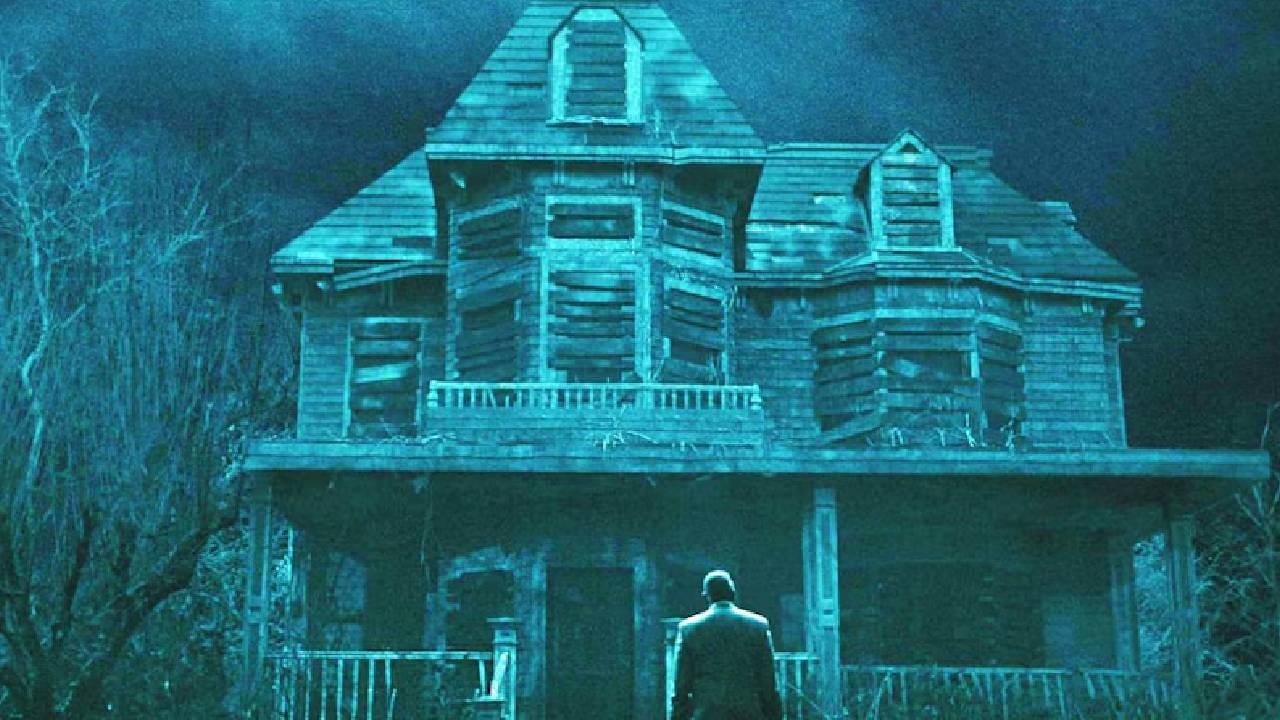 ओटीटी प्लॅटफॉर्म आल्यानंतर अशा प्रकारच्या कंटेंटची लोकप्रियता आणखी वाढली आहे. आता थिएटरमध्ये जाण्याची गरज पडत नाही, लोक घरबसल्या आरामात आपल्या आवडीच्या सीरीज आणि फिल्म्स पाहू शकतात. ओटीटीवर निर्मात्यांनाही मुक्तपणे काम करण्याची संधी मिळते, ज्यामुळे ते अधिक डार्क आणि रिअलिस्टिक कथा दाखवू शकतात. याच कारणामुळे आजकाल हॉरर सीरीज पाहणे हा एक ट्रेंड बनला आहे. एकदा सुरू केले की संपूर्ण सीरीज संपेपर्यंत लोक थांबतच नाहीत.