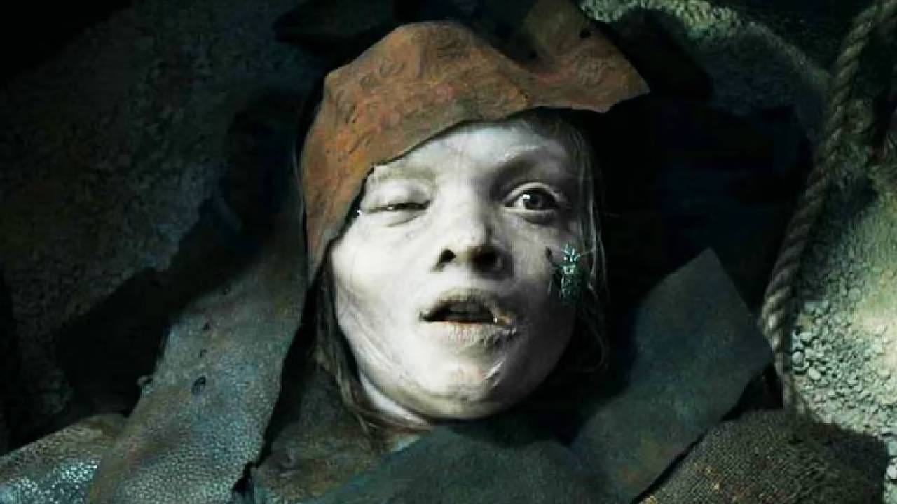 गेल्या काही दिवसांमध्ये हॉरर चित्रपटांची क्रेझ वाढताना दिसत आहे. अनेकजण सतत नवनवीन हॉरर सिनेमे शोधताना दिसत आहे. वर्ष 2026 मध्ये हॉलिवूडमध्ये देखील पुन्हा एकदा भीती आणि रहस्याने भरलेल्या चित्रपटांचा ट्रेंड पाहायला मिळत आहे. यावेळी निर्मात्यांनी प्राचीन संस्कृती, शाप आणि अंधश्रद्धा यांसारख्या गोष्टींची आधुनिक हॉररशी सांगड घातली आहे. प्रेक्षकांना अशा कथा आवडतात ज्यात केवळ भीती नाही, तर एक भक्कम कथानक देखील असते. विशेष म्हणजे, या चित्रपटांमध्ये मोठ्या बजेटऐवजी वातावरण, सस्पेन्स आणि व्हिज्युअल्सवर अधिक लक्ष केंद्रित करण्यात आले. याच कारणामुळे कमी खर्चातही हे चित्रपट अधिक प्रभावी आणि मनोरंजक ठरले असून प्रेक्षकांना शेवटपर्यंत खिळवून ठेवण्यात यशस्वी होत आहेत.