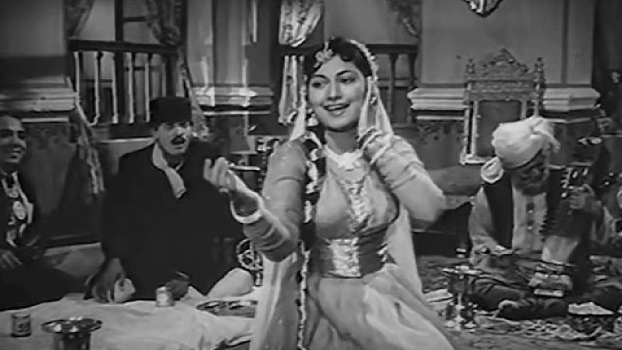 कुटुंबात चार भाऊ आणि तीन बहिणी होत्या. त्यांचे मोठे भाऊ महमूद अली हे हिंदी चित्रपटसृष्टीतील नामांकित विनोदी अभिनेते होते. लहानपणापासूनच मीनू आपल्या वडिलांसोबत स्टेज शोमध्ये नृत्य करत असत. मात्र वडिलांच्या दारूच्या व्यसनामुळे कुटुंब आर्थिक अडचणीत सापडले. 