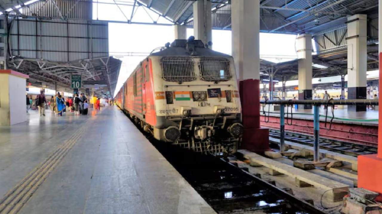 भारतातील सर्वात मोठं रेल्वे स्टेशन केवळ आकारानेच मोठं नाही तर देशातील सर्वात व्यस्त रेल्वे स्थानकांपैकी एक म्हणूनही ओळखलं जातं. या स्टेशनचं नाव आहे Howrah Junction railway station.