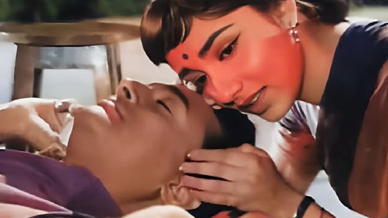 आशा भोसले यांच्या गाजलेल्या गाण्यांपैकी एक म्हणजे 'अभी ना जाओ छोड़कर'. सुमारे 65 वर्षांपूर्वी प्रदर्शित झालेलं हे गाणं हम दोनों या चित्रपटातील आहे. ४ मिनिट 8 सेकंद लांबीचं गाणं मोहम्मद रफी आणि आशा भोसले यांच्या सुरेल आवाजात साकारलं आहे. 