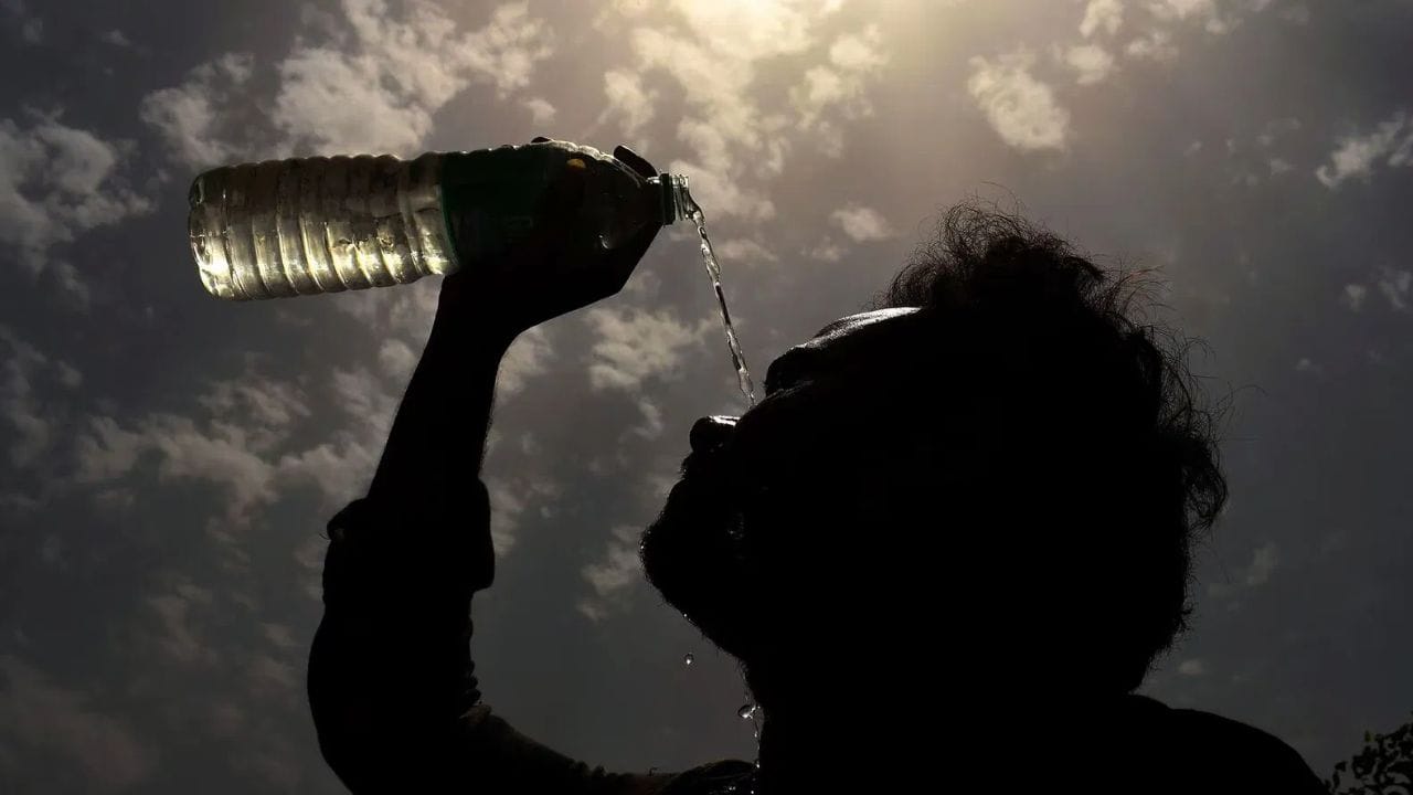 जेव्हा तापमान 40°C पेक्षा जास्त होते, तेव्हा शरीरावर त्याचा परिणाम दिसू लागतो. जास्त वेळ प्रखर उन्हात राहिल्यास चक्कर येणे, अशक्तपणा, थकवा जाणवणे आणि शरीरात जळजळ होणे यांसारख्या समस्या उद्भवू शकतात.