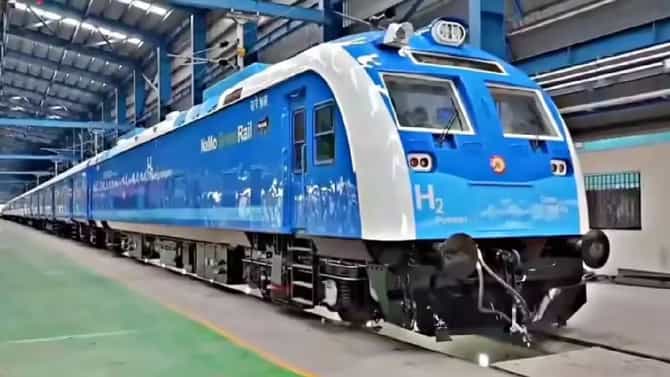 Hydrogen Train: झुकझुक नाही, सुसाट...देशातील पहिली हायड्रोजन ट्रेन वाऱ्यासोबत धावली, तुम्ही पाहिली का?