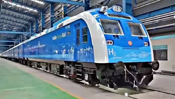 Hydrogen Train: झुकझुक नाही, सुसाट...देशातील पहिली हायड्रोजन ट्रेन वाऱ्यासोबत धावली, तुम्ही पाहिली का?