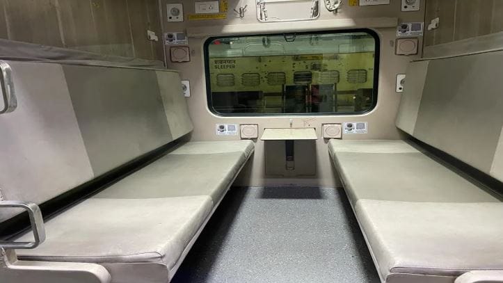 भारतात रोज कोट्यवधी लोक रेल्वेने प्रवास करतात. हजारो ट्रेन रोज भारतभरात धावतात. देशभरात कोट्यवधी प्रवासी सुखरुप आपल्या घरी पोहोचावेत त्यासाठी रेल्वे विभागाकडून नियमांचे कठोरपणे पालन केले जाते. भारतीय रेल्वेमध्ये वेगवेगळ्या प्रकारचे डबे असतात. या डब्यांना वेगवेगळी नावे दिलेली असतात.