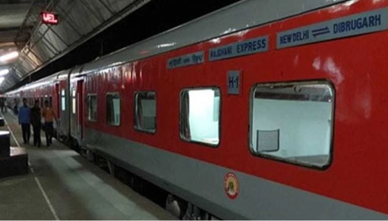 या प्रत्येक डब्यांच्या नावाचा वेगवेगळा अर्थ असतो. S1, B1, A1, D1 अशी नावे तुम्ही रेल्वेच्या डब्यावर वाचली असतीलच. परंतु रेल्वेच्या काही डब्यांना M1, M2 किंवा M3 अशीही नावे दिलेली असतात. M1, M2 किंवा M3 याचा नेमका अर्थ अनेकांना माहिती नसतो. म्हणूनच या नावांचा अर्थ समजून घेऊ या..