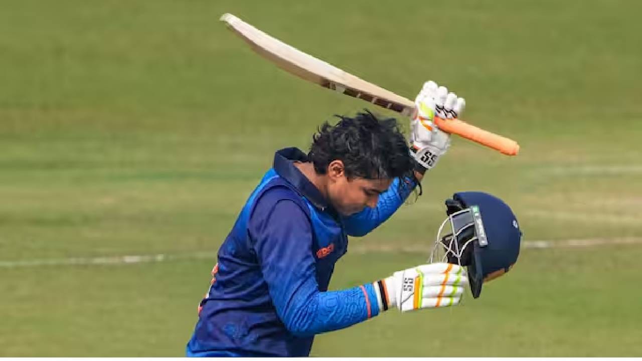 वैभव सूर्यवंशीच्या फलंदाजीने कमाल केली. वैभवने या सामन्यात 52 धावा केल्या. त्याच्या खेळी आधारे रॉयल्सने हा सामना खिशात घातला. त्याची ही फलंदाजी पाहून इंग्लंडचा माजी कर्णधार मायकल वॉन पण आश्चर्यचकित झाला. त्याने  BCCI ला सल्ला दिला आहे की, त्याला टीम इंडियामध्ये स्थान द्यावे.