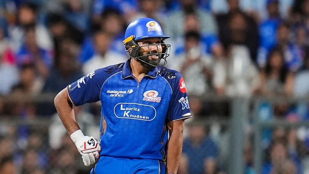 तसेच विराटआधी रोहितने केकेआर विरुद्ध आयपीएल स्पर्धेत एका संघाविरुद्ध सर्वाधिक धावा करण्याचा कारनामा केला होता. रोहितने केकेआर विरुद्ध 36 सामन्यांमध्ये 1 शतक आणि 7 अर्धशतकांसह 1 हजार 161 रन्स केल्या होत्या. (Photo Credit: PTI)