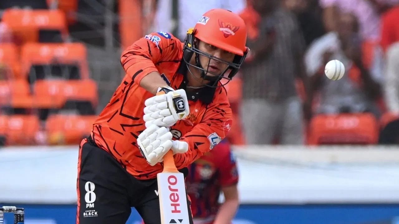 दरम्यान अभिषेकला 19 व्या मोसमात काही खास करता आलं नाहीय. अभिषेकने 3 सामन्यांमधील 3 डावांत 18 च्या सरासरीने 55 धावा केल्या आहेत.(Photo Credit: PTI)