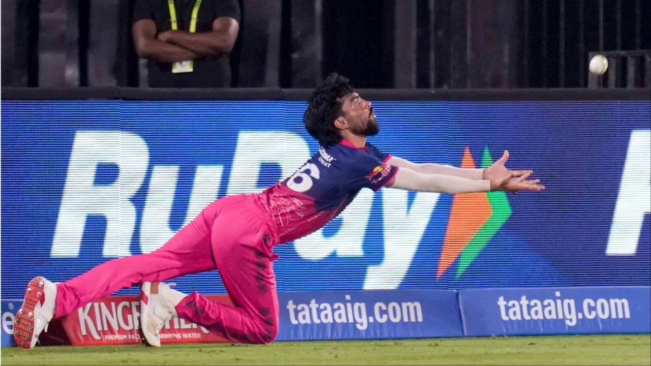 आयपीएल स्पर्धेत एका दिवसात इतक्या धावा होण्याचं सर्वात मोठं कारण म्हणजे 16 झेल सोडले. दिल्ली पंजाब सामन्यात 8, तर राजस्थान हैदराबाद सामन्यात 8 झेल सुटले.  16 झेल हे 14 खेळाडूंनी सोडले. यात करूण नायर आणि साकिब हुसैन यांनी प्रत्येकी दोन झेल सोडले. (Photo: PTI) 