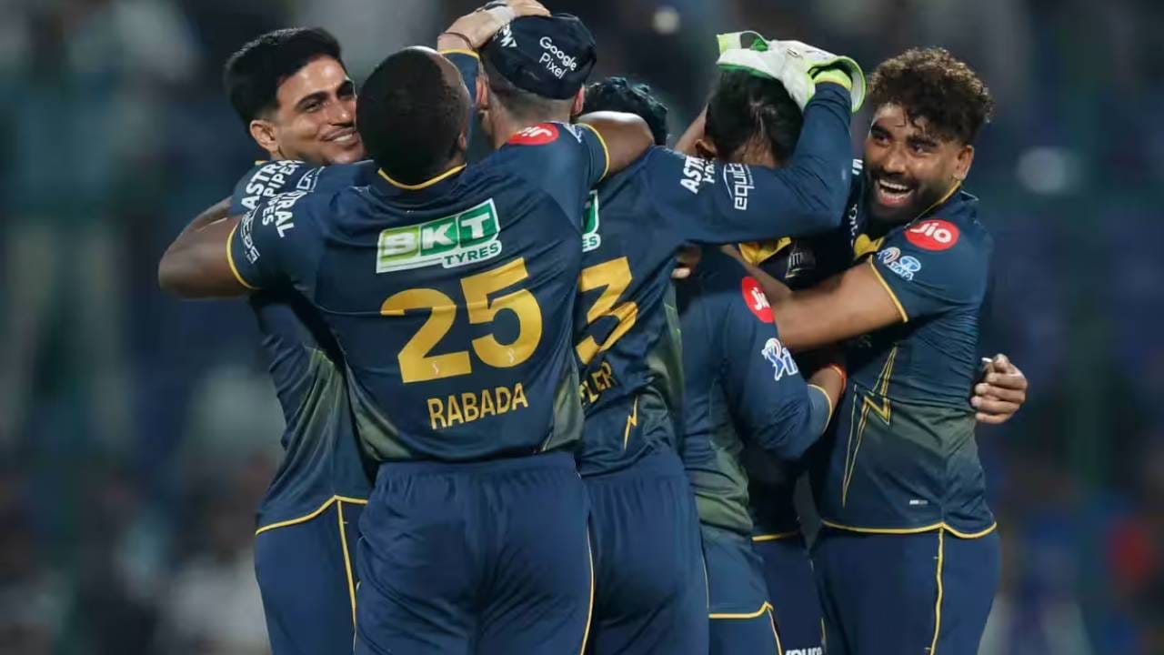 गुजरात टायटन्सने सर्वात कमी अंतराने सामना जिंकण्याची ही पाचवी वेळ आहे. आयपीएल 2026 दिल्ली कॅपिटल्सविरुद्ध 1 धावेने, 2024 मध्ये मुंबई इंडियन्सविरूद्ध 6 धावांनी, 2023 मध्ये लखनौ विरुद्ध 7 धावांनी, 2022 मध्ये केकेआरविरुद्ध 8 धावांनी आणि 2022 मध्ये दिल्ली कॅपिटल्सविरुध्ये 14 धावांनी विजय मिळवला होता. (Photo: IPL/BCCI) 