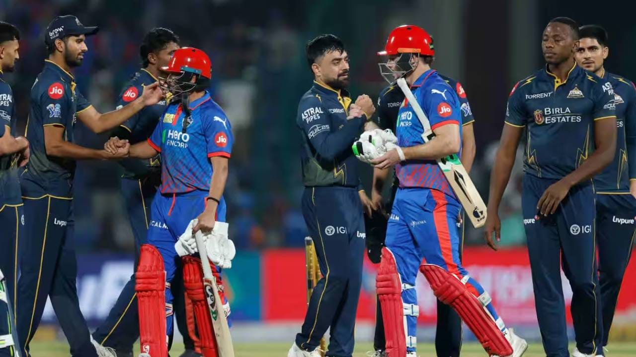 आयपीएल 2026 स्पर्धेच्या 14 व्या सामन्यात गुजरात टायटन्सने 20 षटकात 4 गडी गमवून 210 धावा केल्या. तसेच विजयासाठी 211 धावांचं आव्हान दिलं. दिल्ली कॅपिटल्सने 20 षटकात 8 गडी गमवून 209 धावा केल्या आणि अवघ्या एका धावेने पराभव झाला. (Photo: IPL/BCCI) 