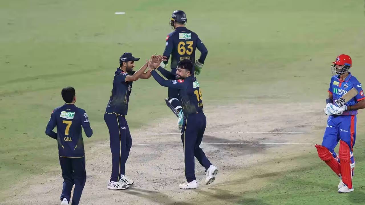 दिल्ली कॅपिटल्सचा आयपीएल स्पर्धेत चौथ्यांदा एका धावेने पराभव झाला आहे. इतक्या कमी फरकाने सामना गमावलेला दिल्ली कॅपिटल्स हा पहिला संघ आहे. 2015 मध्ये चेन्नईविरुद्ध, 2016 मध्ये गुजरात लायन्सविरुद्ध, 2021 मध्ये आरसीबीविरूद्ध आणि 2026 मध्ये गुजरात टायटन्सविरुद्ध एका धावेने सामना गमावला आहे. (Photo: IPL/BCCI) 