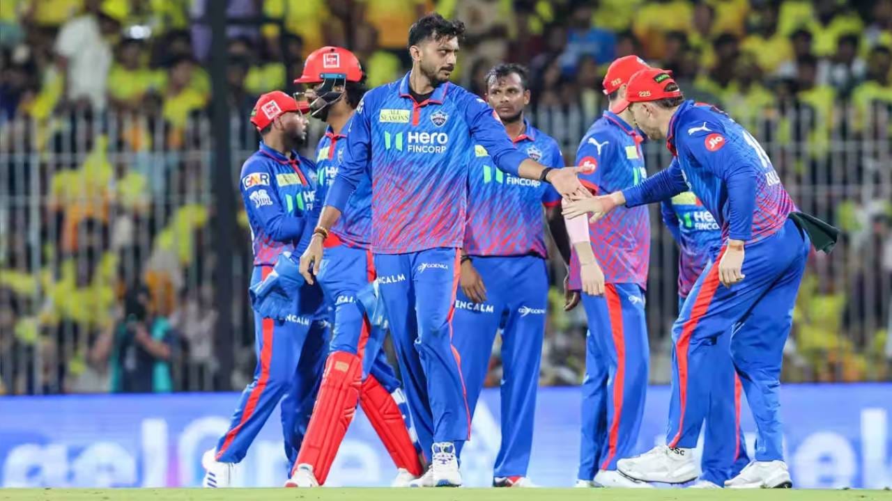 दिल्ली कॅपिटल्स संघ आयपीएलच्या पहिल्या पर्वापासून खेळत आहे. पण एकही ट्रॉफी जिंकता आलेली नाही. दिल्ली कॅपिटल्स आयपीएलमध्ये सर्वाधिक वेळा ऑलआऊट होत नकोसा विक्रम रचला आहे. दिल्ली कॅपिटल्स संघ 31 वेळा सर्वबाद झाला आहे. (Photo: BCCI/IPL)