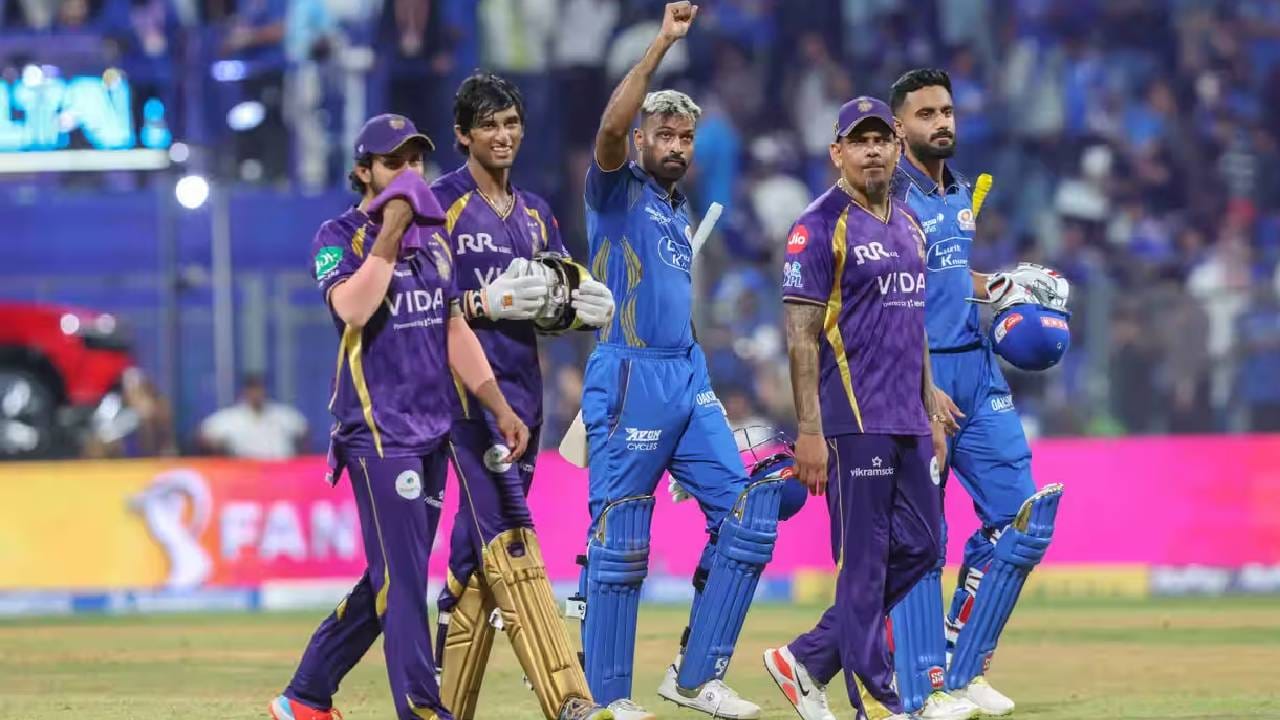 आयपीएल 2008 मध्ये मुंबई इंडियन्सने कोलकाता नाईट रायडर्सविरुद्ध कमी चेंडूत विजयी धावांचा पाठलाग केला होता. केकेआर संघ 15.2 षटकात 67 धावांवर बाद झाला होता. हे लक्ष्य मुंबई इंडियन्सने 5.3 षटकात पूर्ण केलं. म्हणजेच 33 चेंडूत हे लक्ष्य गाठलं होतं. (Photo: IPL/BCCI)