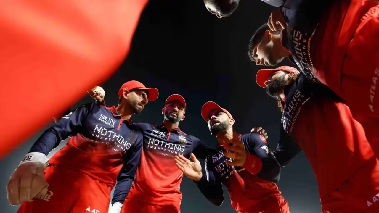 दिल्ली कॅपिटल्स आणि आरसीबी यांच्यात सामना पार पडला. या सामन्यात दिल्ली कॅपिटल्सच्या वाटेला प्रथम फलंदाजी आली. दिल्लीचा संघ 16.3 षटकात सर्व गडी गमवून 75 धावा करू शकला. विजयासाठी 76 धावांचं आव्हान आरसीबीपुढे ठेवण्यात आलं. (Photo: IPL/BCCI)