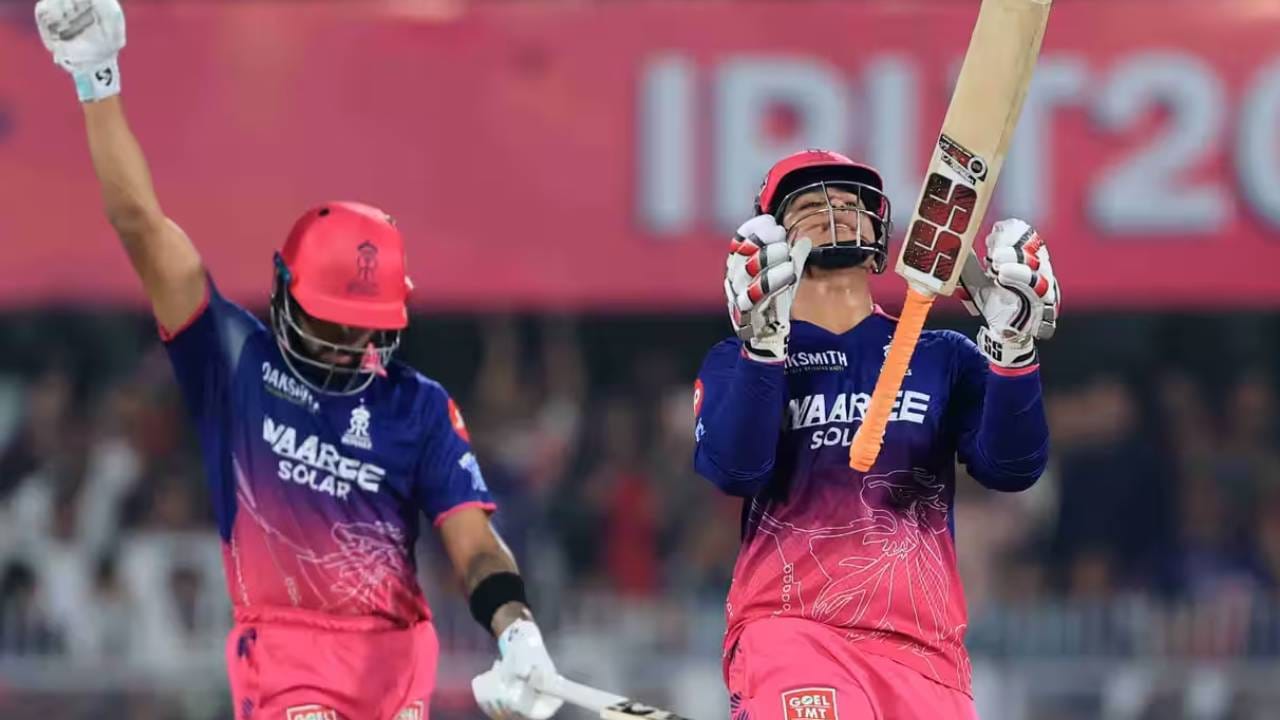 आयपीएल स्पर्धेत सध्या सर्वोत्तम कामगिरी करणारा संघ राजस्थान रॉयल्सकडे पाहिलं जात आहे. चार सामने जिंकून अव्वल स्थानी आहे. पण आतापर्यंतच्या आयपीएल इतिहासात राजस्थानचा संघ 25वेळा सर्वबाद झाला असून पाचव्या क्रमांकावर आहे. (Photo: BCCI/IPL)