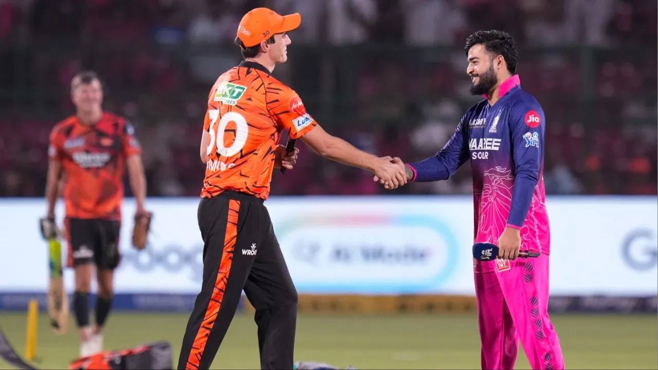 आयपीएल 2026 स्पर्धेत 25 एप्रिल हा दिवस ऐतिहासिक ठरला. कारण या दिवशी खोऱ्याने धावा झाल्या. दोन सामन्यात 200 पार धावा झाल्या झाल्या. त्याची गोळा बेरीज केली तर एकूण 986 धावा झाल्या आहेत. आयपीएल स्प्रधेत इतक्या धावा एका दिवसात कधीच झाल्या नव्हत्या. (Photo: PTI)