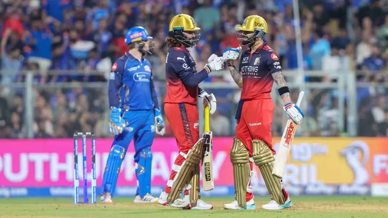 गतविजेता आरसीबी संघ या यादीत तिसऱ्या स्थानावर आहे. आयपीएल स्पर्धेत प्रतिस्पर्धी संघांनी 26 वेळा ऑलआऊट केलं आहे. या पर्वात आरसीबीच्या कामगिरीकडे लक्ष असणार आहे. आतापर्यंत खेळलेल्या पाच सामन्यात चांगली कामगिरी केली आहे. (Photo: BCCI/IPL)