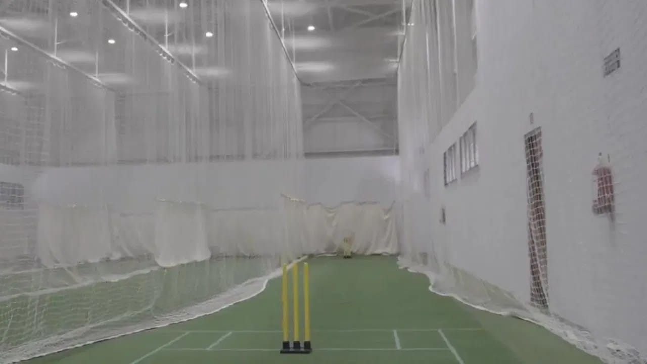 बीसीसीआय अर्थात भारतीय क्रिकेट नियामक मंडळाने ईशान्य भारतात क्रिकेटचा विकास व्हावा यासाठी मोठा निर्णय घेतला आहे. बीसीसीआयकडून ईशान्य भारतात क्रिकेट अॅकॅडमीची सुरुवात केली आहे. मणिपूरमधील या इनडोअर क्रिकेट ॲकॅडमीचं पंतप्रधान नरेंद्र मोदी यांनी व्हर्चुअली उद्घाटन केलं. (Photo Credit : Bcci)