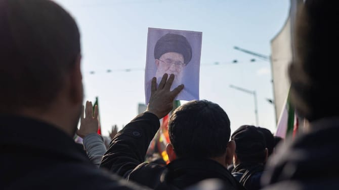 अमेरिकेविरोधात इराणचा मोठा खेळ, थेट नागरिकांनाच केले आव्हान, उडाली..