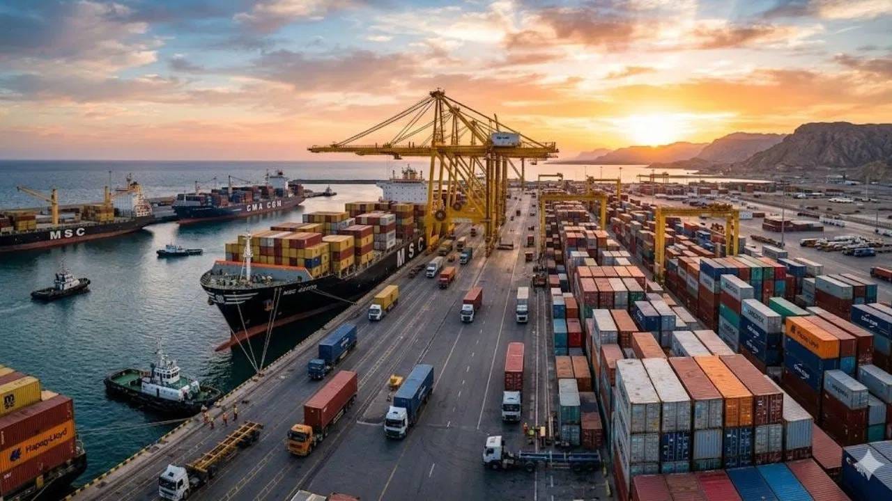 भारताने इराणच्या या चाबहार बंदरात जवळपास 1130 कोटी रुपयांची गुंतवणूक केली आहे. अमेरिकी प्रतिबंधाच्या या कचाट्यातून सुटण्यासाठी भारत सरकारने आपल्या इंडिया पोर्ट्स ग्लोबल लिमिटेड (IPGL) मधील हिस्सेदारी काही ठराविक काळासाठी एका स्थानिक इराणी कंपनीकडे ट्रान्सफर करण्याचा विचार केला आहे.  इकनॉमिक टाइम्सननुसार, बंदराचं व्यवस्थापन स्थानिक इराणी अधिकाऱ्यांच्या हातात राहील अशी व्यवस्था करण्याचा प्रयत्न सुरु आहे. त्यासाठी इराण सोबत बोलणी सुरु आहेत. 