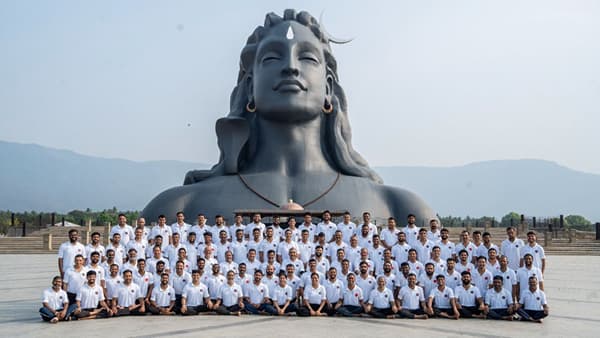 Train the Trainer : 99 संरक्षण कर्मचाऱ्यांनी ईशा योग केंद्रात योग प्रशिक्षण केले पूर्ण