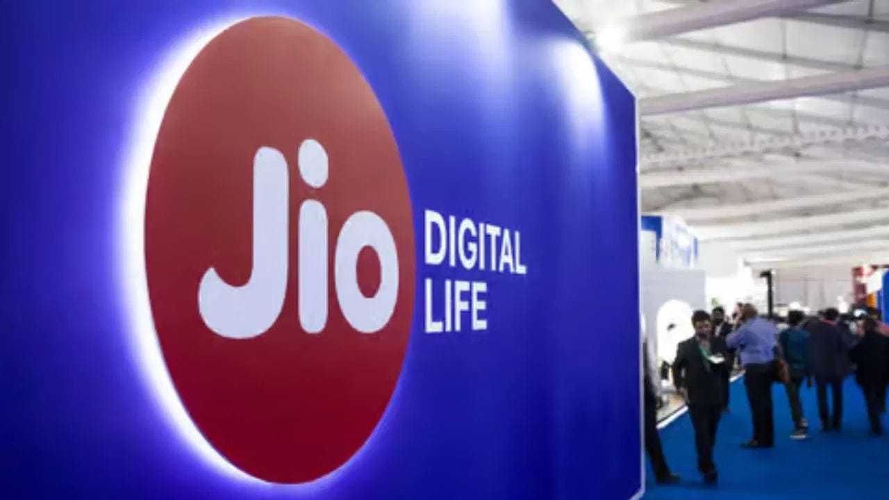 जिओच्या या प्लानची ​​किंमत ३६५ रुपये आहे. हा प्रीपेड प्लान ३० दिवसांच्या वैधतेत उपलब्ध आहे. यात एकूण २५ जीबी हाय-स्पीड डेटा मिळतो. डेटा मर्यादा संपल्यानंतर, युजर्स ६४ केबीपीएसच्या कमी वेगाने इंटरनेट वापरणे सुरू ठेवू शकतात. या प्लानमध्ये ग्राहकांना अमर्यादित व्हॉईस कॉल्स आणि दररोज १०० एसएमएस देखील फ्री मिळतात. याव्यतिरिक्त, यामध्ये  ७.४७ रुपयांचा टॉकटाईम बॅलन्स समाविष्ट आहे.