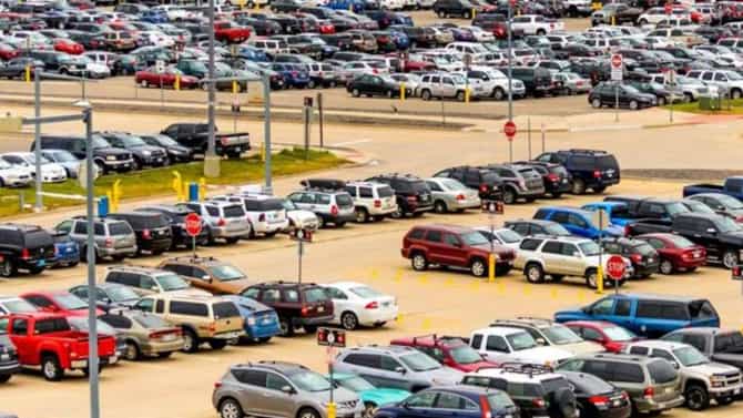 Car Parking : कार खरेदी करताना पार्किंग प्रुफ गरजेचे ? सरकारने राज्यसभेत दिले उत्तर