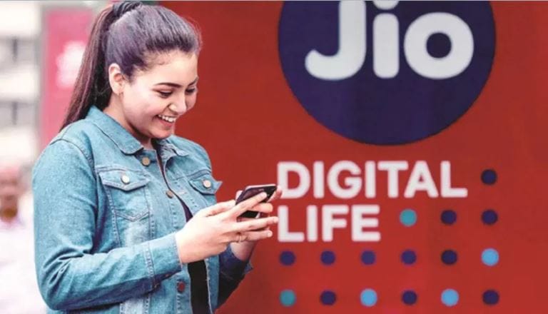 आजकाल मोबाईल रिचार्जची खूपच महाग झाले आहे, अशी तक्रार नेहमी केली जाते. संपूर्ण कुटुंबाला महिन्याचे रिचार्ज करायचे असेल तर साधारण दोन ते अडीच हजार रुपये लागतात. परंतु तुमचे हे पैसे वाचवणारा एक खूपच खास रिचार्ज प्लॅन आहे. 