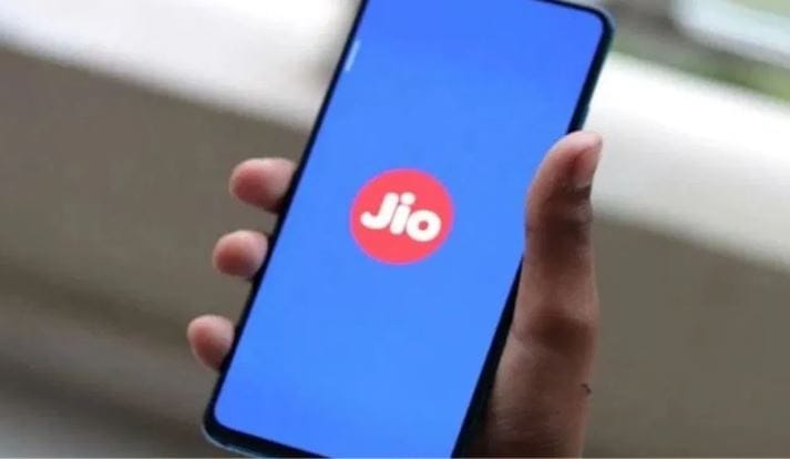 जिओ कंपनीचा हा रिचार्ज प्लॅन अवघ्या 449 रुपयांचा आहे. या विशेष म्हणजे या रिचार्ज प्लॅनमध्ये तुम्ही तब्बबल 4 सीमकार्ड चालवू शकता. तुम्हाला या प्लॅनवर अनलिमिटेड कॉलिंग आणि रोज 100 एसएमएस करण्याचाही सुविधा आहे. 