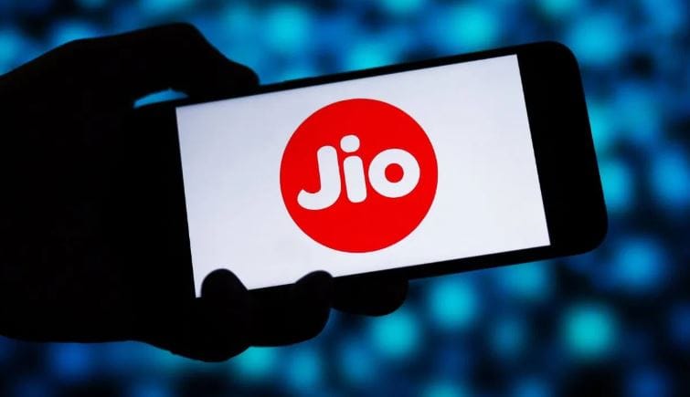 या प्लॅनअंतर्गत तुम्ही आणखी तीन सदस्यांचे सीमकार्ड जोडू शकता. त्यासाठी तुम्हाला प्रती सीम 150 रुपये द्यावे लागतात. या प्लॅनमध्ये तुम्हाला जीओ टीव्ही आणि 50 जीबीचे क्लाऊड स्टोअरेजही मिळते. तुम्हाला या प्लॅनअंतर्गत तीन महिन्यांचे जिओ हॉटस्टार सबस्क्रिप्शनही मिळते. 