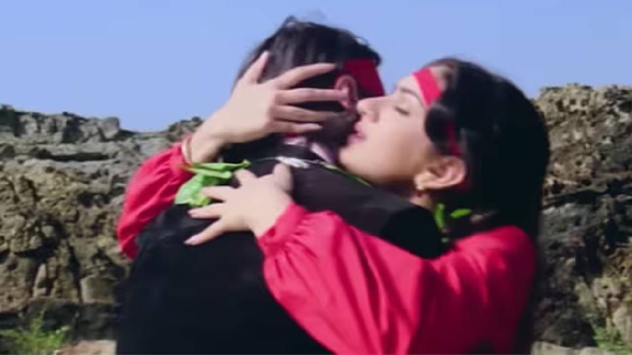 प्रेमात पडल्यानंतर माणूस काहीही करण्यास तयार होतो. समोर कोण आहे याचा विचार न करता, फक्त आपल्या प्रिय व्यक्तीसाठी तो काहीही करू शकतो. बॉलिवूडमध्ये असाच एक अभिनेता आहे, ज्याने आपल्या गर्लफ्रेंडला भेटण्यासाठी थेट आपल्या आईलाच घराबाहेर काढले होते.