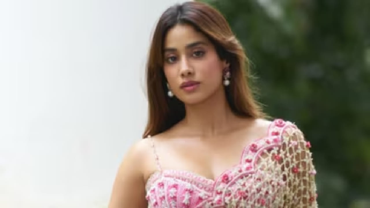 2018 मध्ये धड़क या चित्रपटातून जाह्नवीने ईशान खट्टरसोबत बॉलिवूडमध्ये पदार्पण केले. नुकत्याच राज शमनी यांच्या पॉडकास्टमध्ये बोलताना जाह्नवीने तिच्या त्या काळातील भावनिक संघर्षाबद्दल खुलासा केला.