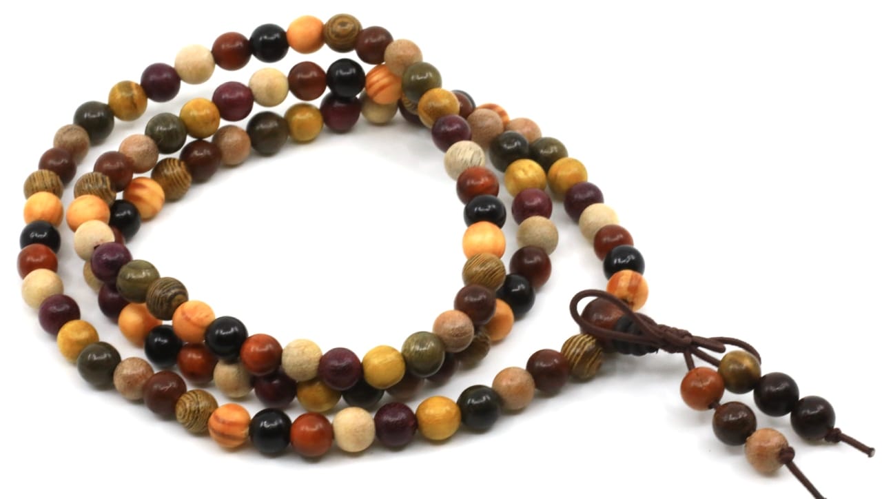 भक्ती आणि ध्यान साधनेमध्ये जपमाळेला अनन्यसाधारण महत्त्व असते. प्रत्येक माळेमध्ये वापरलेले मणी, लाकूड किंवा स्फटिकानुसार तिची स्वतःची ऊर्जा असते. अध्यात्मिक प्रगतीसाठी मंत्रोच्चार आणि ध्यान करताना जपमाळ वापरण्याची प्राचीन परंपरा आहे.