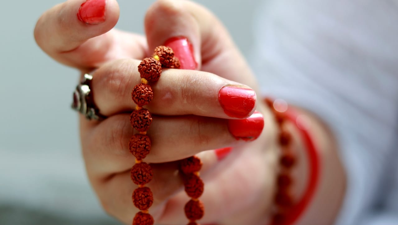 तुम्ही तुमच्या गरजेनुसार मनःशांती असो वा आर्थिक समृद्धीसाठी योग्य माळ निवडू शकता. कोणत्याही माळेचा जप करताना तो पूर्ण श्रद्धेने आणि नियमांचे पालन करून केल्यास आध्यात्मिक लाभ नक्कीच मिळतो.