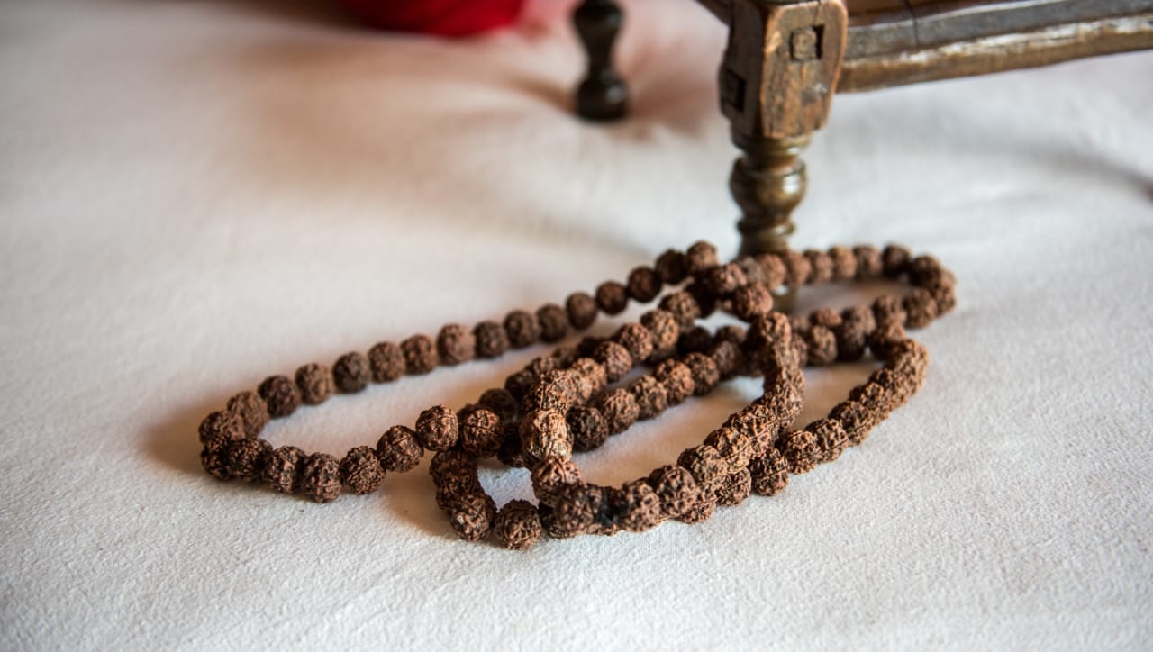 तपकिरी रुद्राक्ष माळ ही शक्ती आणि शिवभक्ती चे प्रतीक असते. रुद्राक्षाला भगवान शिवाचे अश्रू म्हटले जाते. रुद्राक्ष माळ धारण केल्याने रक्तदाब स्थिर राहतो आणि मानसिक स्थिरता मिळते. हे नकारात्मक ऊर्जेपासून संरक्षण देणारे एक कवच मानले जाते.