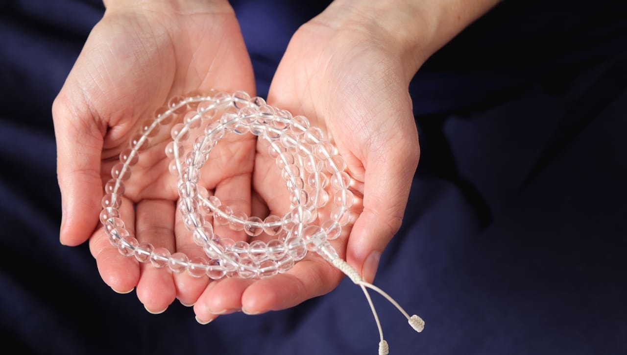 साधी स्फटिक माळ ही शीतलता आणि शांततेचे प्रतीक असते. स्वच्छ क्वार्ट्ज स्फटिकांपासून बनलेली ही माळ शीतलतेचे प्रतीक असते. ज्यांना राग जास्त येतो किंवा मन अशांत असते, त्यांच्यासाठी ही माळ सर्वोत्तम आहे. ही माळ शरीरातील उष्णता संतुलित ठेवण्यास आणि एकाग्रता वाढवण्यास मदत करते.