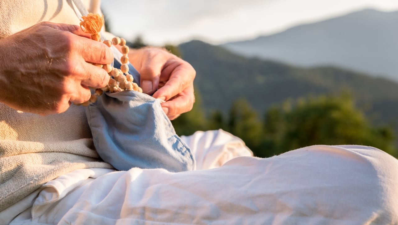 डायमंड कट स्फटिक माळे हे समृद्धीचे प्रतीक असते. ही माळ विशेषतः पैलू पाडलेल्या स्फटिकांपासून बनलेली असते. हिऱ्याप्रमाणे चमकणाऱ्या या मण्यांमुळे नैसर्गिक ऊर्जा वाढते. ही माळ धारण केल्याने घरात समृद्धी येते आणि नातेसंबंधांमधील सुसंवाद वाढतो. मानसिक तणाव कमी करण्यासाठी ही अत्यंत गुणकारी मानली जाते.