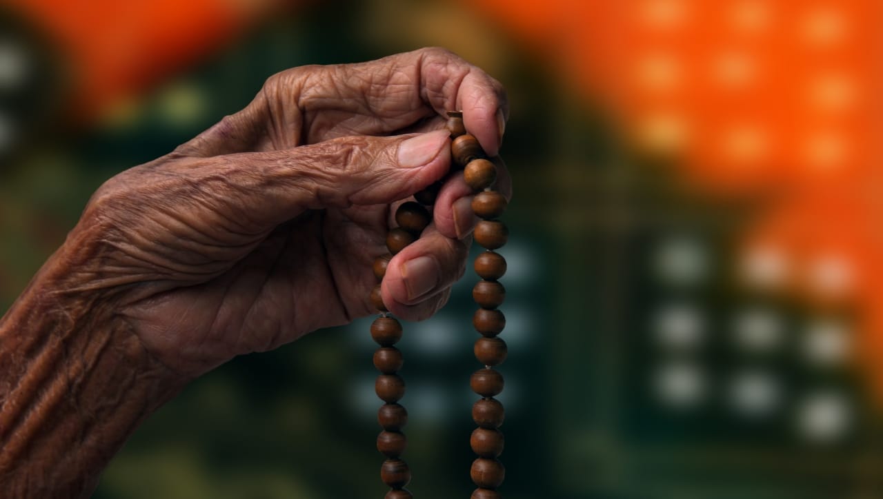 काळी रुद्राक्ष माळ ही संरक्षणाची ढाल मानली जाते. हा रुद्राक्षाचा गडद प्रकार असून तो अत्यंत तीव्र ऊर्जेसाठी ओळखला जातो. वाईट नजरेपासून वाचण्यासाठी आणि इच्छाशक्ती वाढवण्यासाठी ही माळ प्रभावी आहे. शनीच्या साडेसातीचा प्रभाव कमी करण्यासाठी अनेकजण ही माळ वापरतात.