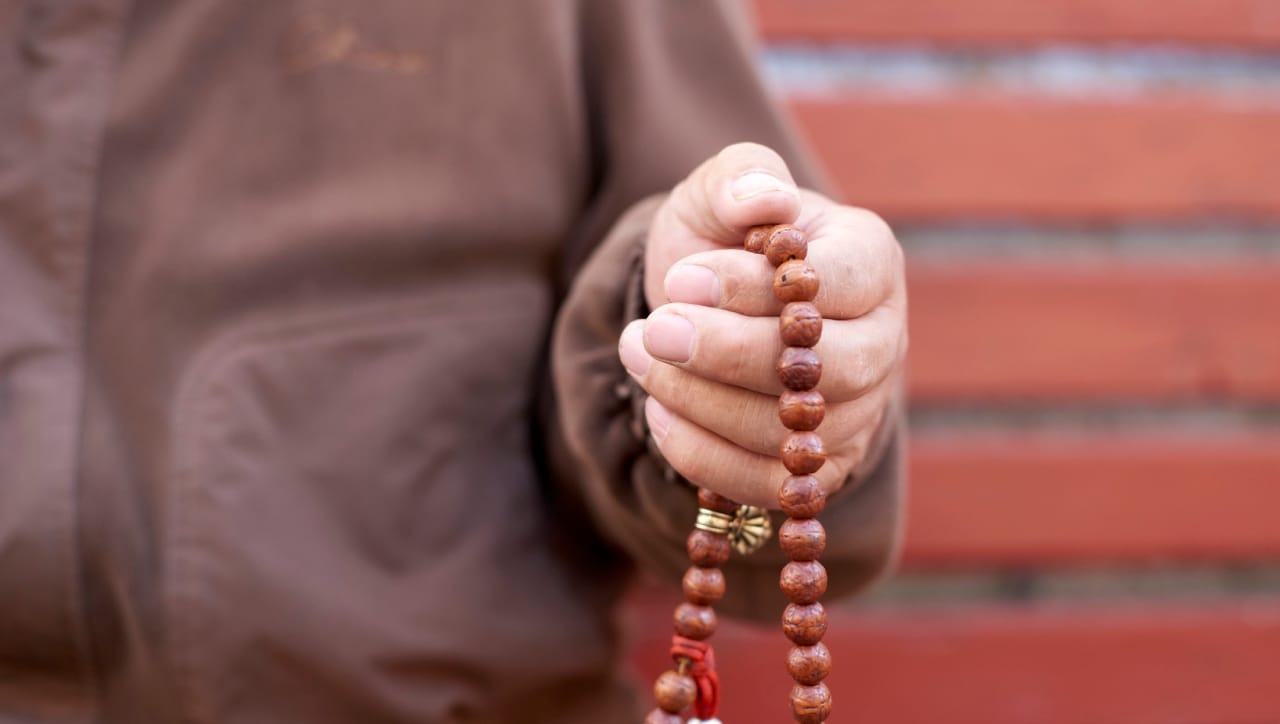 तुळशीची जपमाळ ही भक्ती आणि पवित्रतेचे प्रतीक असते. भगवान विष्णू आणि श्रीकृष्णाच्या उपासनेत तुळशीच्या माळेला सर्वोच्च स्थान आहे. तुळशीची माळ घातल्याने मनातील भीती दूर होते. तसेच आध्यात्मिक संरक्षण मिळते. यामुळे रोगप्रतिकारशक्ती सुधारते आणि भक्तीभाव वाढतो, असे मानले जाते.
