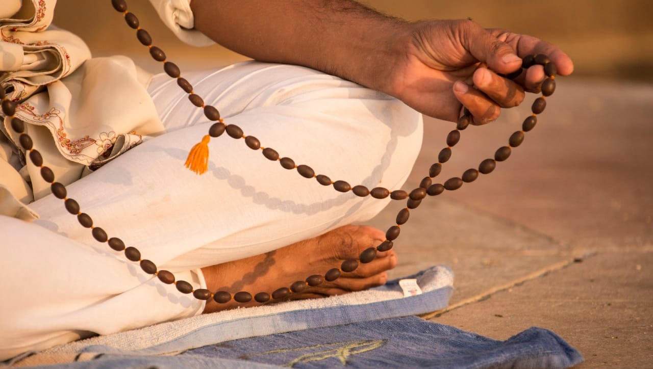 प्रत्येक जपमाळेचे स्पंदन वेगळे असते, जे आपल्या मनावर आणि शरीरावर विशिष्ट परिणाम करते. देवी-देवतांच्या उपासनेनुसार आणि ग्रहांच्या शांतीसाठी कोणती माळ वापरावी, याबद्दलची माहिती जाणून घेऊया.