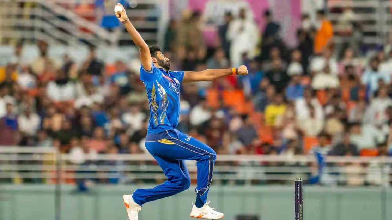 जसप्रीत बुमराह जागतिक क्रिकेटमधील सर्वात प्रभावी गोलंदाज आहे. पण आयपीएल स्पर्धेतील पाच सामन्यात त्याची आकडेवारी पाहून अनेकांना आश्चर्याचा धक्का बसला आहे. आतापर्यंत खेळलेल्या पाच सामन्यात कामगिरी पाहून तुम्हाला विश्वासच बसणार नाही. (Photo: IPL/BCCI)