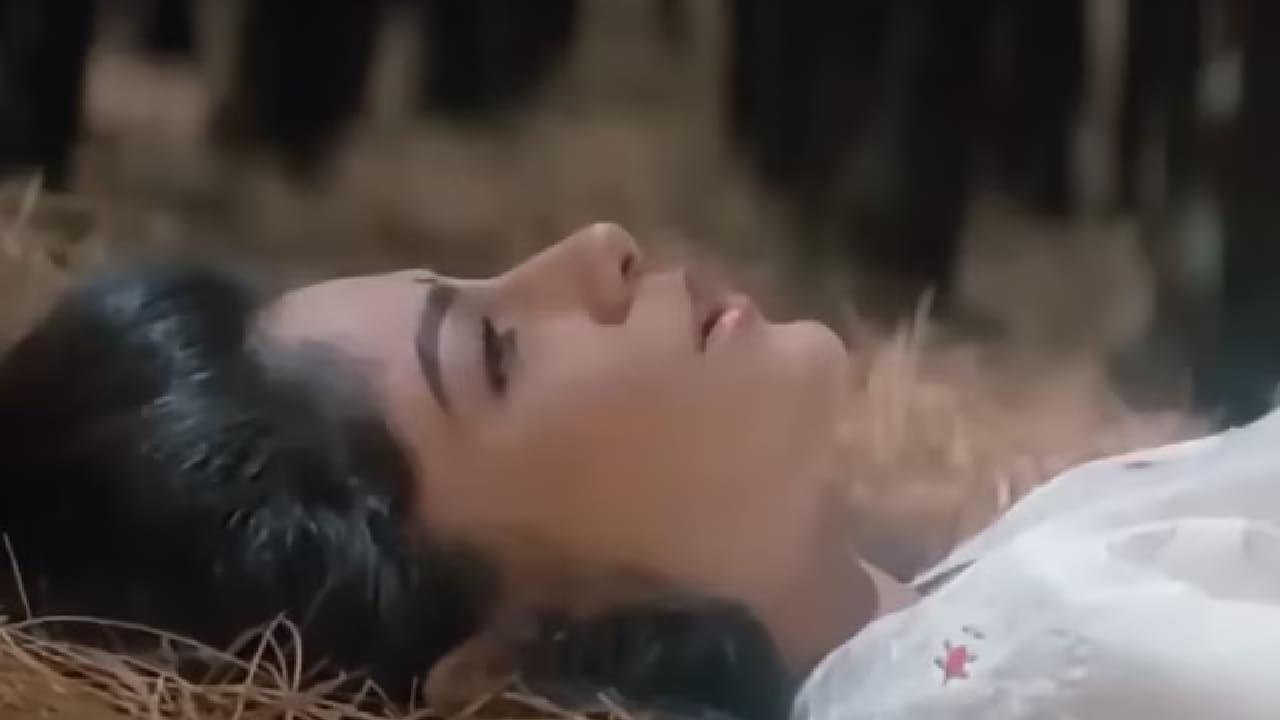 नंतर जेव्हा हा सीन एडिट करून गाण्यात दाखवण्यात आला तेव्हा तो इतका आकर्षक आणि वेगळा वाटला की प्रेक्षकांच्या लक्षात कायमचा राहिला. अनेकांनी या काही सेकंदांच्या सीनमुळेच पूजा बेदीला विशेष लक्षात ठेवलं.